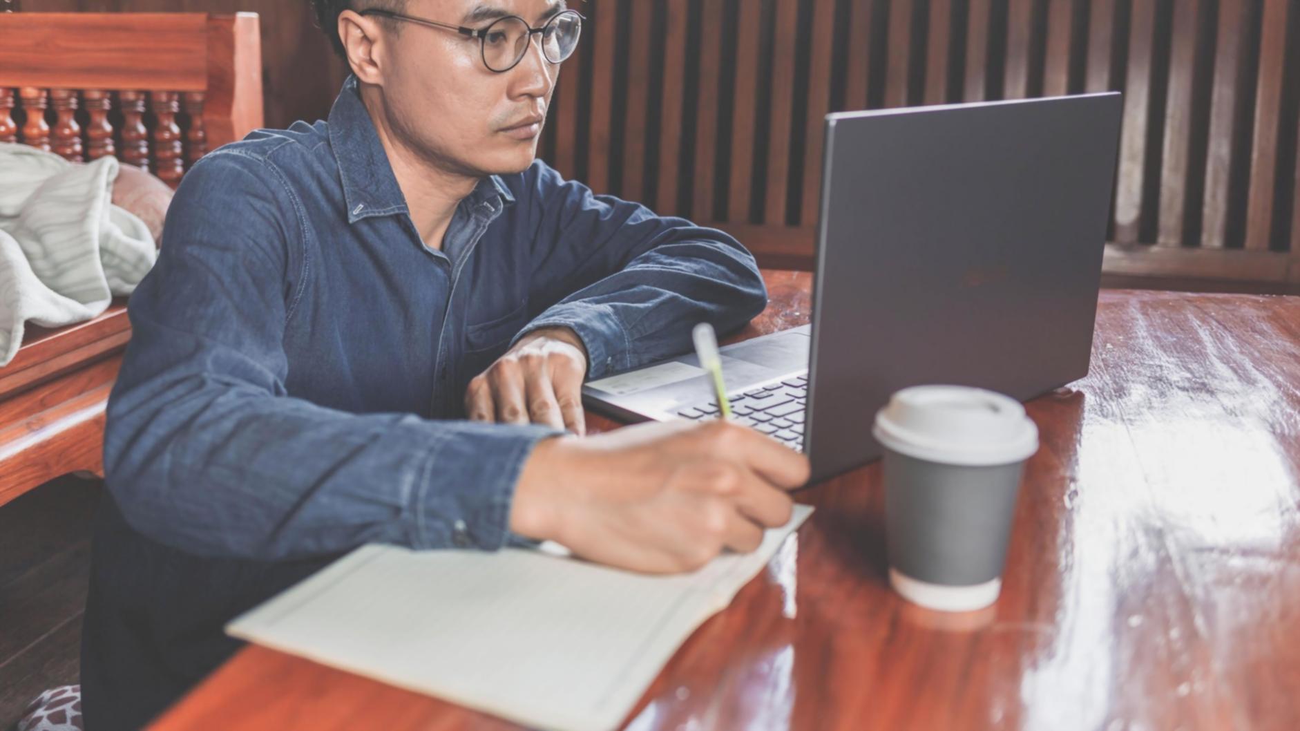 Persona organizando sus finanzas mensuales con documentos y calculadora