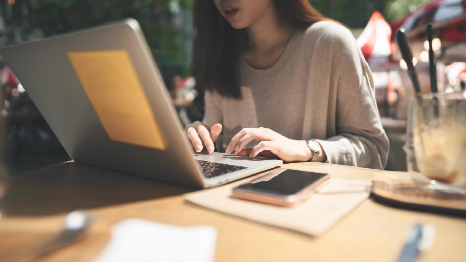 Espacio de trabajo organizado para gestión financiera personal